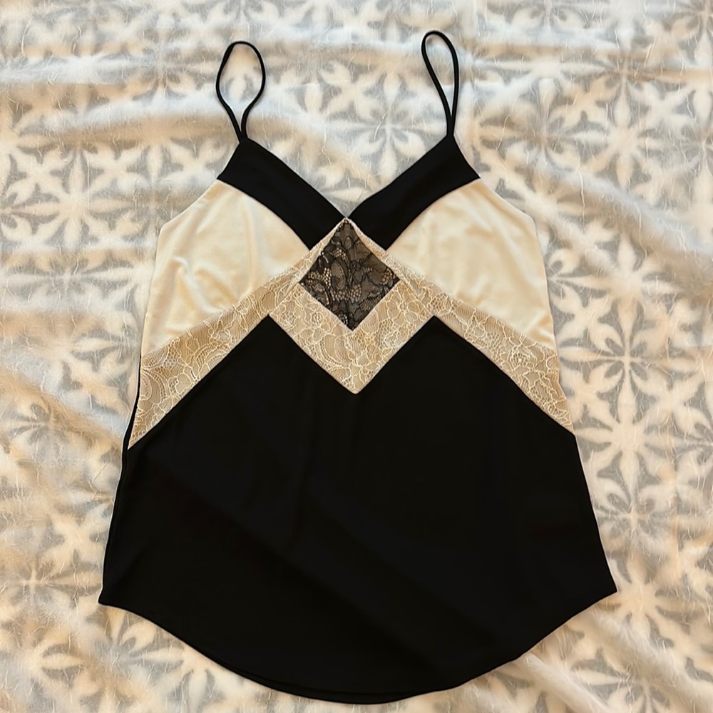 Express tank with lace detail. No flaws!
